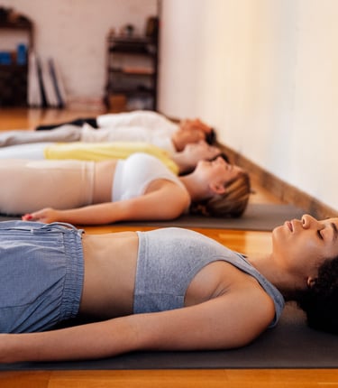 terapia-sonora-profunda-grupo-pequeno-sanacion-vibracional-personas-acostadas-ambiente-tenue