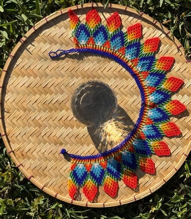 collar de mostacillas completo sobre una base textil