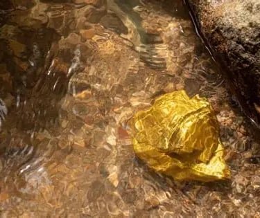 gold in water