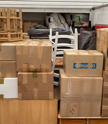 Meubles chargés dans une camionnette