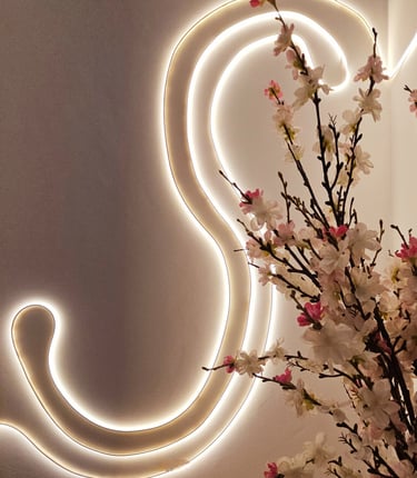 um vaso com flores e o logotipo Serenity em LED