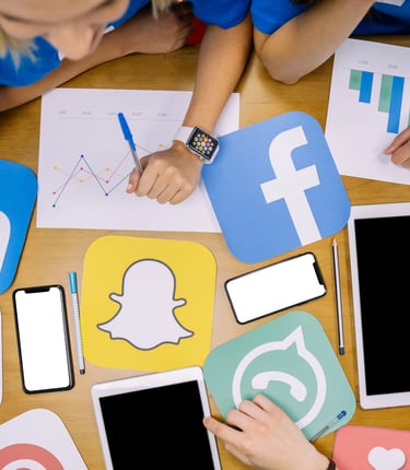 Equipo en estrategia de marketing digital con plataformas como Facebook, Instagram, Google
