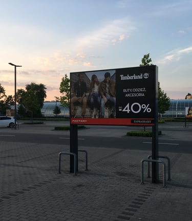 Baner na parkingu o poranku