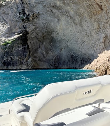 Lancha de alquiler en cala con aguas turquesas en la costa norte de mallorca