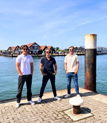 De mannen van beeLoud op de haven van Oudeschild