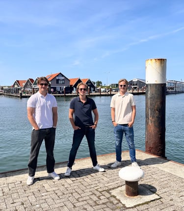 De mannen van beeLoud op de haven van Oudeschild