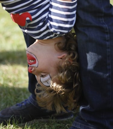Enfant avec la tête en-bas