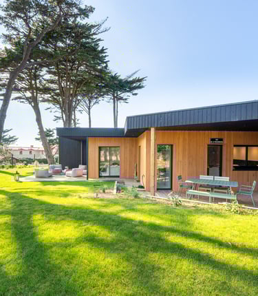 vue du jardin et des pins de la Cabane des Vagues à Préfailles