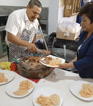 Catering para eventos en Querétaro – Carnitas y Barbacoa NITO sirviendo barbacoa
