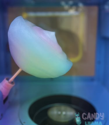 algodão doce sendo produzido na máquina automática
