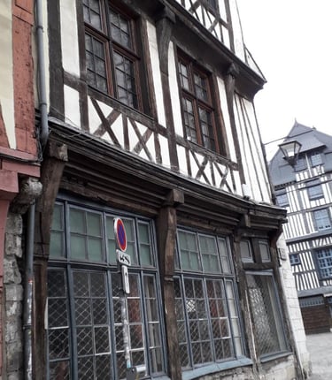 Photo récente d'une ruelle de Rouen ayant servi à documenter la restauration d'un tableau ancien.