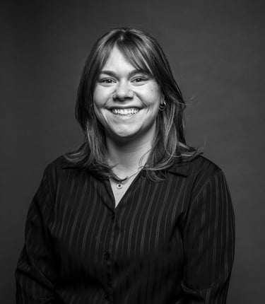 Lauriane, une artiste coiffeuse qui sourit en noir et blanc