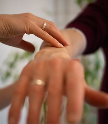 Hand drückt leicht auf einen Arm