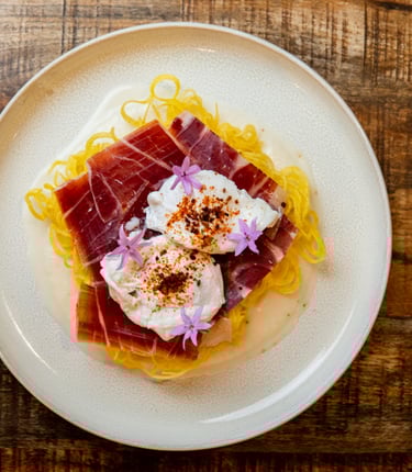 Plato gourmet con presentación cuidada, elaborado con ingredientes de calidad en restaurante de coci