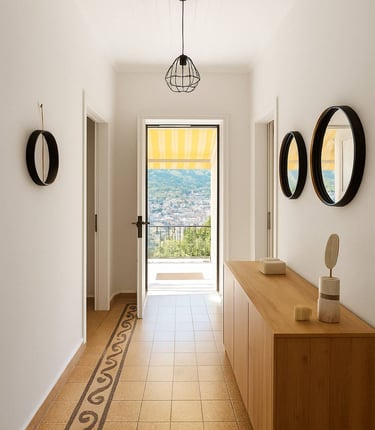 Ο φωτεινός και minimal εσωτερικός διάδρομος του Perioptron Guesthouse στο Βαθύ Ιθάκης.