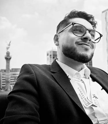 Alán Ángeles asesor patrimonial y de seguros con el monumento del Ángel de la Independencia detrás