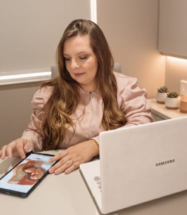 Fisioterapeuta analisando um tablet que mostra um útero com bebê.