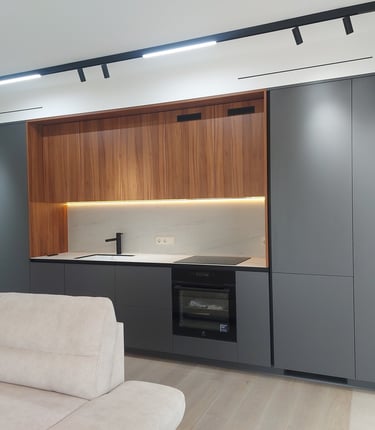 sumontuoti šviestuvai, kištukiniai lizdai, jungikliai