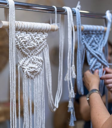 Proyectos de tapices de macramé hechos a mano durante un taller de  manualidades DIY.