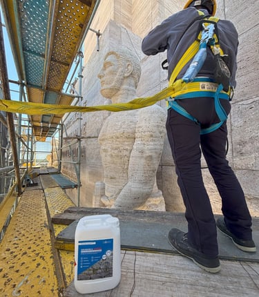 Almapiedra aplicando la nanotecnología de Aquashield Forte de Tecnan en el Monumento a la Bandera de Rosario.