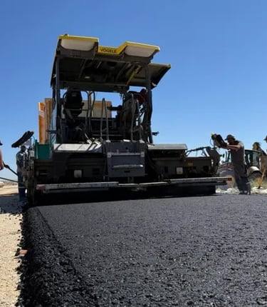 Vögele marka asfalt serici makine, yeni bir yol inşaat şantiyesinde işçilerle birlikte taze siyah as
