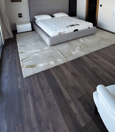 parquet massif foncé salon moderne au Maroc pose parquet bois sur mesure et aménagement intérieur él