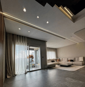 aménagement intérieur moderne en placo plâtre au Maroc faux plafond design et éclairage intégré salo