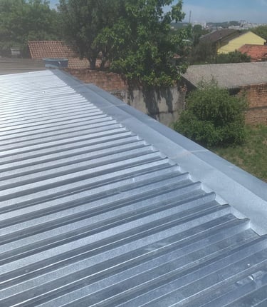 Rufo pingadeira em muro de telhado metálico. Funilaria e calhas em Porto Alegre.