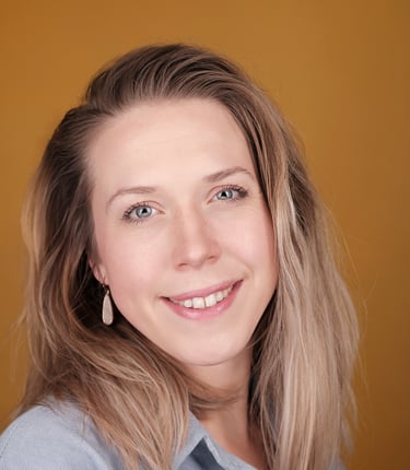 portrait a woman with blonde hair and a blue shirt LinkedIn profile picture