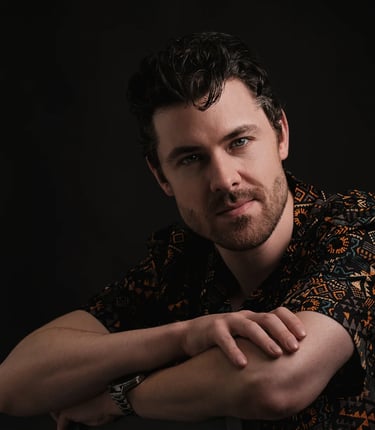 portret man op stoel blouse korte mouwen