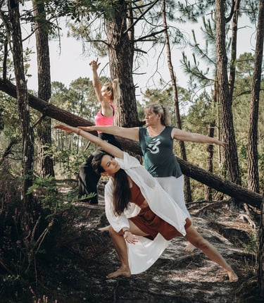 Photo des trois professeurs, Annie, Cécile et Pascale en posture de yoga