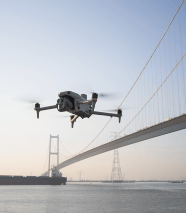 Dron DJI Matrice na tle mostu wiszącego