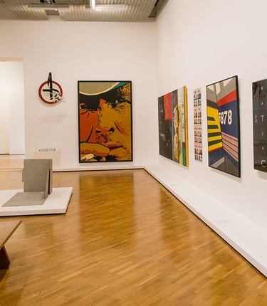 Obras de artistas renomados exibidas na sala principal da Pinacoteca Estação.