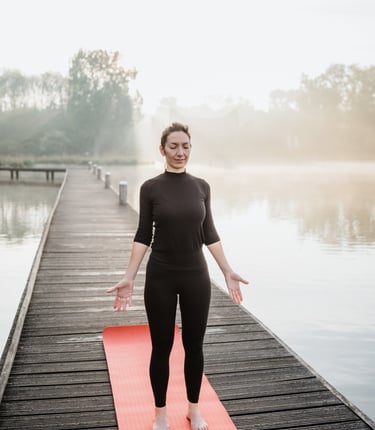 Vrouw in berghouding, op een steiger.