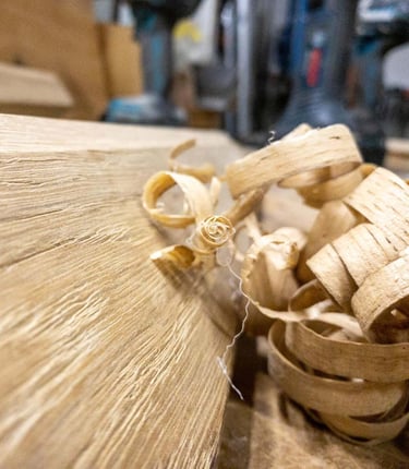 gros plan sur copeaux plaisir et art du travail du bois