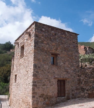 Fachada principal de la casa rural La Calma en Fuentes de Ayódar, Castellón