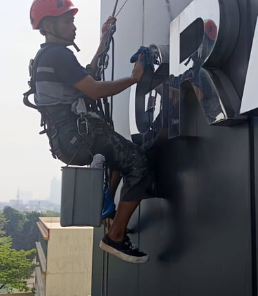 Jasa Bersih Kaca Gedung