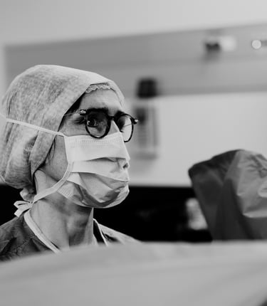 Médecin chirurgien pratiquant une opération chirurgicale Ramsay Santé