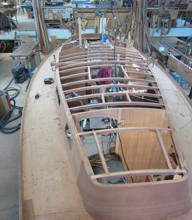 Hier sieht man die Segelyacht im Rohbau. 