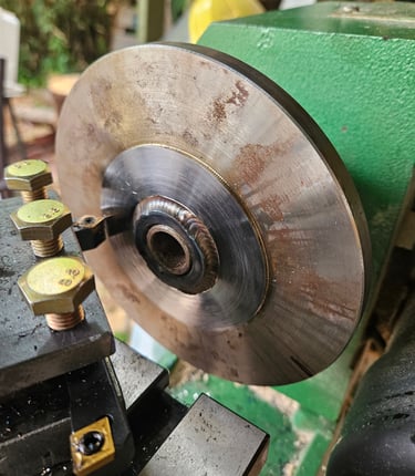 Picture of turning the step for mounting the 4-jaw chuck