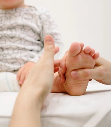 Une séance de réflexologie plantaire pédiatrique avec un tout-petit, pour l'apaiser.