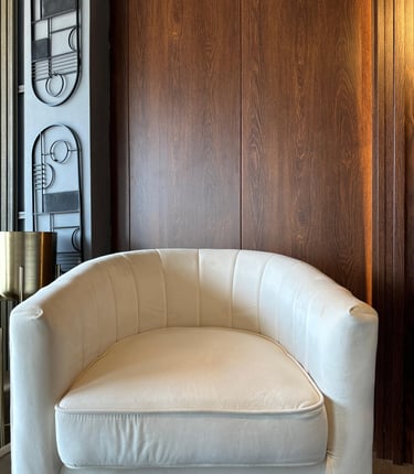 lamina plana de wpc ,con silla de mueble para sala