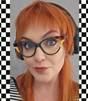 Gabriela Bechara Zillig. Mulher de pele branca, cabelos ruivos, olhos azuis e usa óculos verdes.