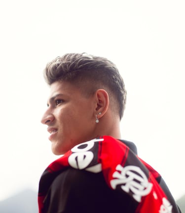 Carrascal no Flamengo: o manto sagrado no ombro.