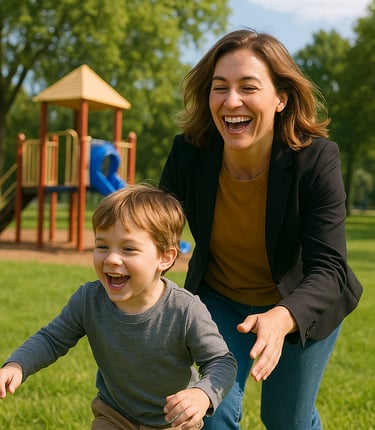 Madre juega feliz con su hijo en el parque