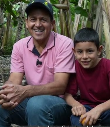 Agricultor usando guadaña TL43 en labores de campo