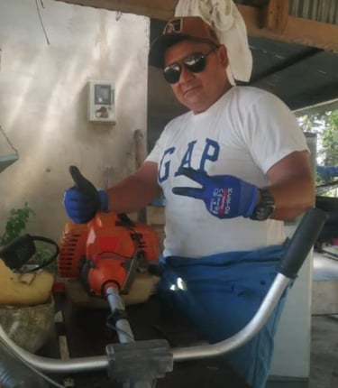 Agricultor usando guadaña TL43 en labores de campo