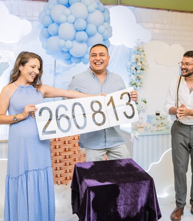 Pareja de padres felices en su baby shower