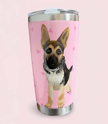 Vaso térmico con patrones de corazones, pintado a mano con retrato de un perro pastor alemán.