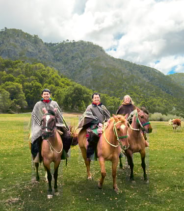 Anfitriones locales de Turismo Ancestral recibiendo huéspedes en Lonquimay